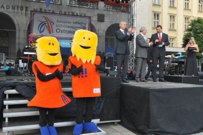 FOTO: Libor Varhaník, Hansjörg Wirz a Martin Štěpánek zahajují ME, v popředí maskoti Atli a Otli