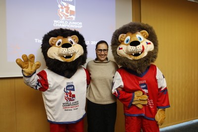 Náměstkyně primátora Andrea Hoffmannová s maskoty turnaje Ťukem a Pukem. Foto: Jiří Zerzoň.