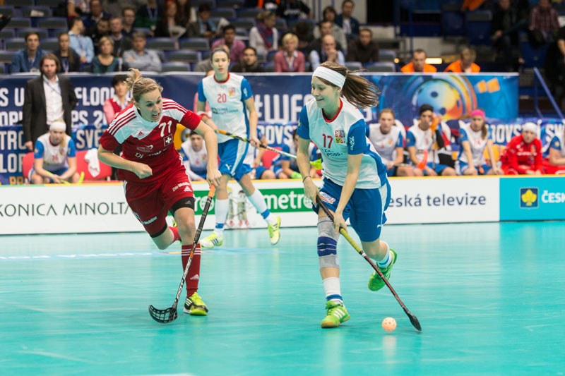 H. Sládečková (17) v souboji se Švýcarkou R. Hermannovou