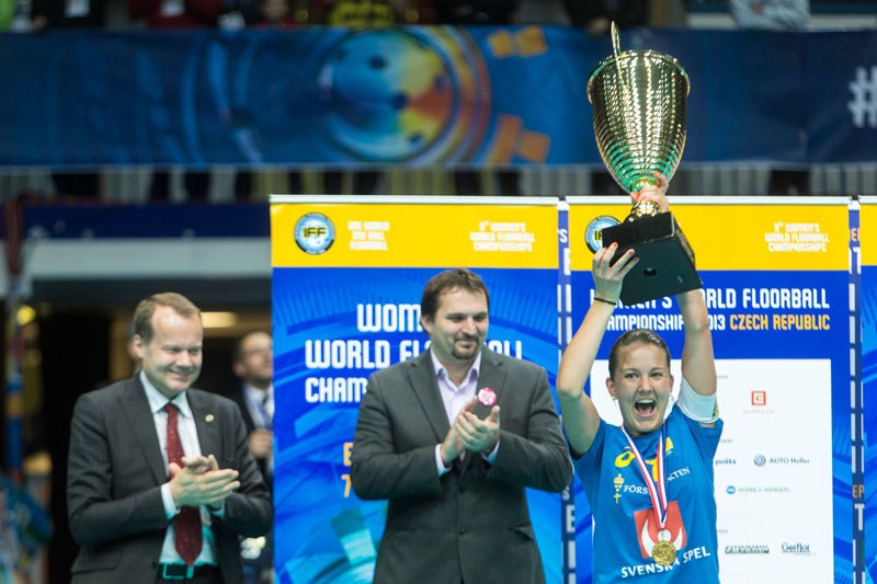 Kapitánka J. Eiremová s pohárem pro mistryně světa