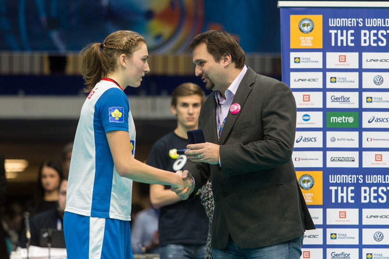 Nám. primátora M. Štěpánek s cenou pro E. Krupnovou