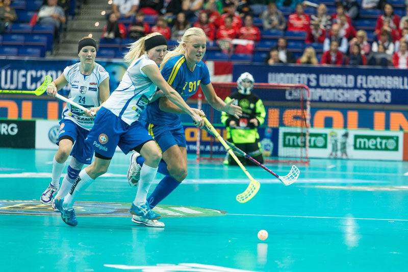 Švédka C. Edbergová (91) bojuje s Finkou L. Manninenovou