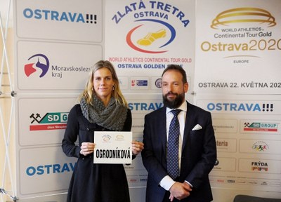 Primátor Tomáš Macura s oštěpařkou Nikol Ogrodníkovou, které předal jmenovku. Foto: René Stejskal 