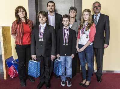 Náměstek primátora Martin Štěpánek s lukostřelci TJ Mar. Hory. Foto: J. Zerzoň