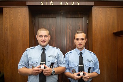 Zleva - strážníci Martin Bebenek a Michal Krčmář si převzali stužku za záchranu života.Foto Lukáš Kaboň.