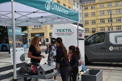 Prezentace sběru a následného využití textilu i obuvi na Ekodni 2025 před Novou radnicí. Foto: MMO