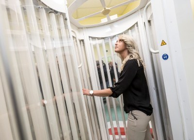 Vedoucí kanceláře ředitele MNO Lenka Švihelová předvádí kabinu pro světloléčbu. Foto: J. Zerzoň