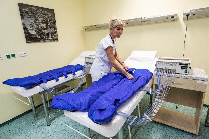 Náměstkyně Gabriela Goryczková u postelí pro lymfodrenáže.