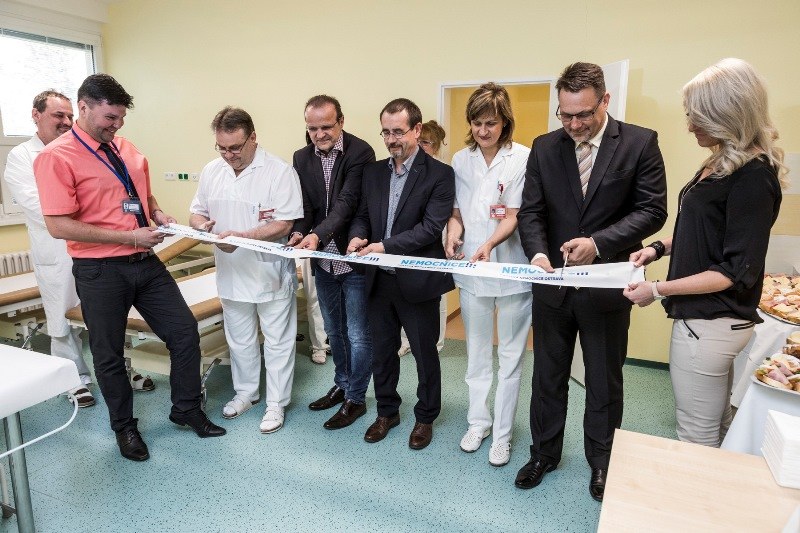 Stříhání pásek se stalo v městské nemocnici častou činností.