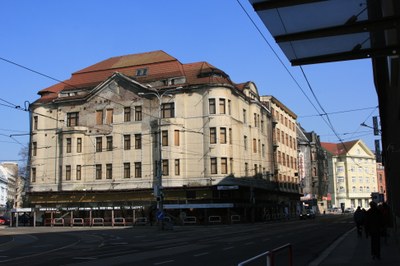 Bývalý prestižní obchodní dům dnes připomíná ruinu. Snímek: Bohuslav Krzyžanek