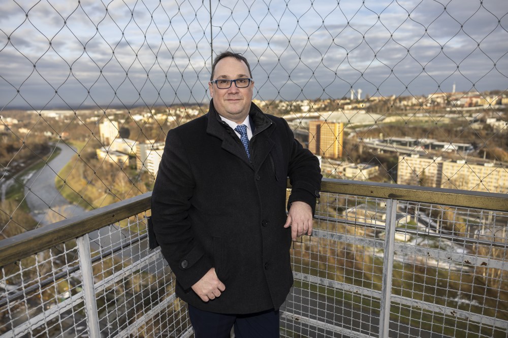 Ostravský primátor Jan Dohnal na vyhlídce věže Nové radnice, která se dnes rozsvítí domodra. Foto: Jiří Zerzoň Ostravský primátor Jan Dohnal na vyhlídce věže Nové radnice, která se dnes rozsvítí domodra. Foto: Jiří Zerzoň