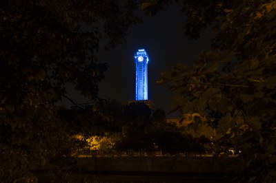 Modře nasvícená věž ostravské Nové radnice. Foto: Adolf Horsinka