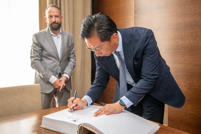 Korejský velvyslanec Tae Jin Kim při zápisu do městské pamětní knihy. Foto: Lukáš Kaboň