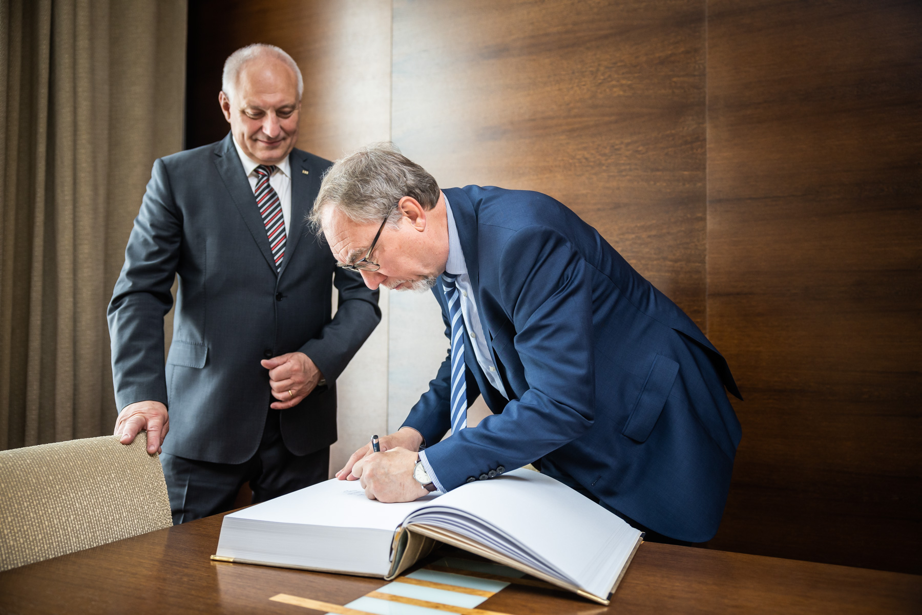 Německý vyslanec Hans-Peter Hinrichsen při zápisu do pamětní knihy. Foto: Jiří Zerzoň