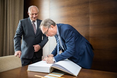 Německý vyslanec Hans-Peter Hinrichsen při zápisu do pamětní knihy. Foto: Jiří Zerzoň