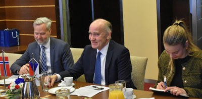 Norský Chargé d´affairs Kristian Ødegaard (uprostřed) na ostravské Nové radnici. Foto: MMO