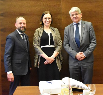 Norský velvyslanec V. C. Ronneberg (první zprava) s primátorem Tomášem Macurou a náměstkyní primátora Andreou Hoffmannovou. Foto: MMO