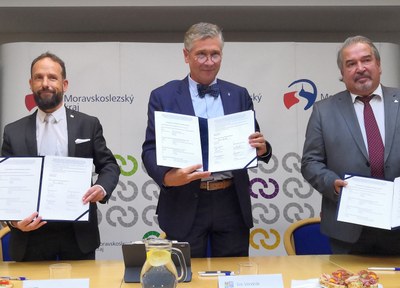 Primátor Tomáš Macura, hejtman Ivo Vondrák a manažer antverpského přístavu Wim Dillen s podepsaným memorandem. Foto: René Stejskal