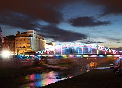 Sýkorův most se slavnostně rozsvítil na závěr Rozmarných slavností řeky Ostravice. Foto: Zdeněk Kamrla 