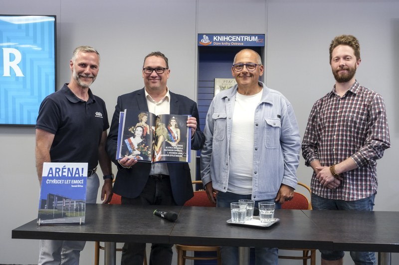 Slavnostního křtu knihy „ARÉNA! Čtyřicet let emocí“  se účastnil také ostravský primátor Jan Dohnal (druhý zleva). Foto: Adolf Horsinka
