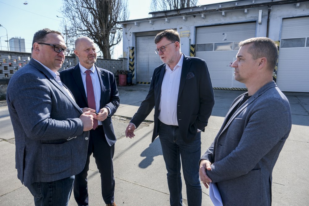 Ostravský primátor Jan Dohnal (vlevo) seznámil s projektem také dřívějšího ministra financí Zbyňka Stanjuru. Foto: Adolf Horsinka Ostravský primátor Jan Dohnal (vlevo) seznámil s projektem také dřívějšího ministra financí Zbyňka Stanjuru. Foto: Adolf Horsinka