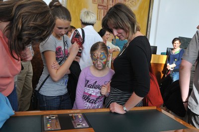 K foto: K čemupak asi které tlačítko slouží? - Snímek byl pořízen během prohlídky v sále zastupitelstva