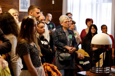 Účastníci komentované prohlídky v primátorské pracovně. Foto: Jiří Zerzoň