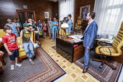 Součástí programu byla i návštěva reprezentativních prostor radnice včetně pracovny primátora Tomáše Macury. Snímky J. Zerzoň