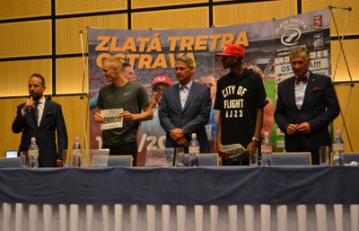 Primátor Tomáš Macura na tiskové konferenci ke Zlaté tretře předal číslo americkému atletovi Samu Kendricksovi. Foto: Hana Oborilová 