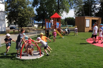 Dětské hřiště na Černé louce přivítalo první návštěvníky. Foto: J. Urban