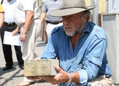 Autor projektu Stolpersteine Gunter Demnig se svými pamětními dlažebními kameny. Foto: B. Krzyžanek