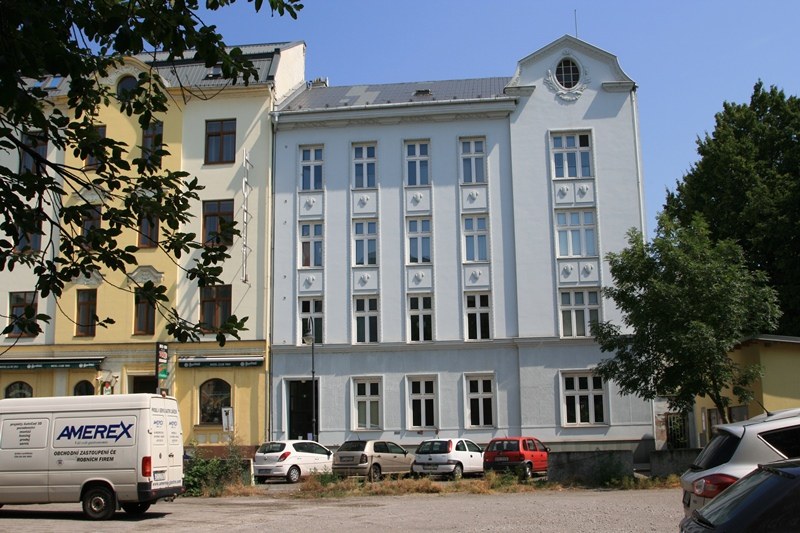 Dům v Pobialově ulici, kde žily Berta a Edita Apelbaumové. 