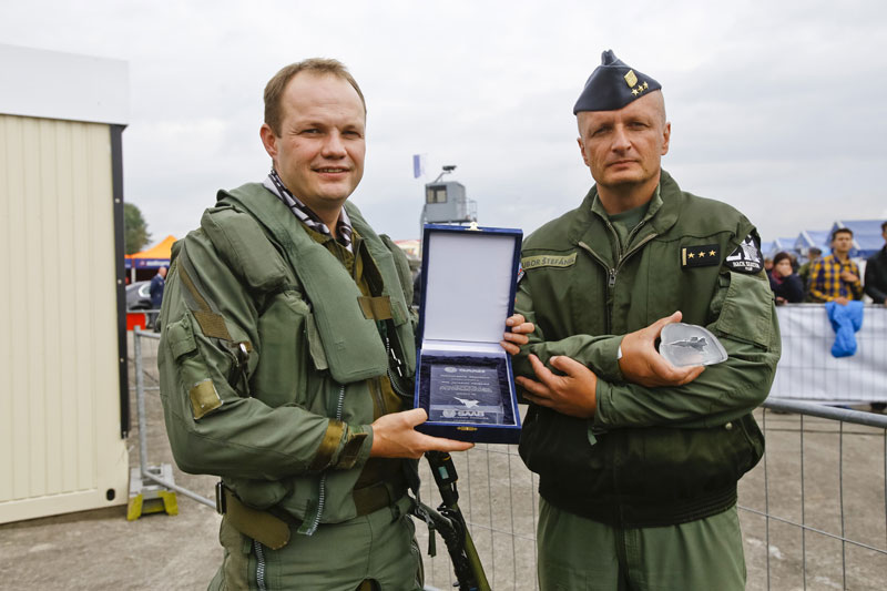 Stíhač J. Tomaňa (vlevo) s cenou