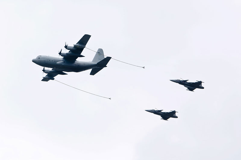 Tankování Gripenů za letu