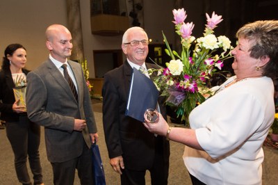 Cenu Libuši Gajdové předává Lubomír Pospíšil - zastupitel města Ostravy a předseda sociální komise. Foto: J. Zerzoň.