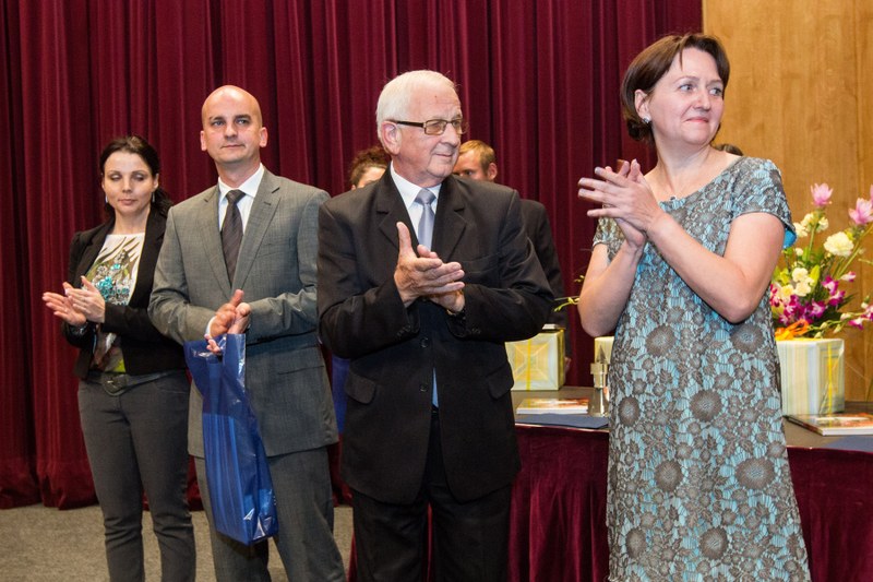 Ředitelka Evropských dnů handicapu O. Rosenbergerová (vpravo), L. Pospíšil a další hosté sledují připravený program.