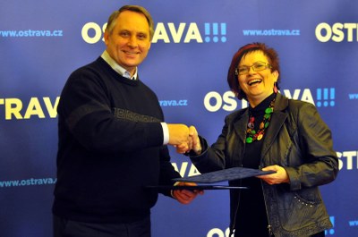 Soňa Javůrková a Alex Skrupnik s memorandem o spolupráci FOTO: J. Urban