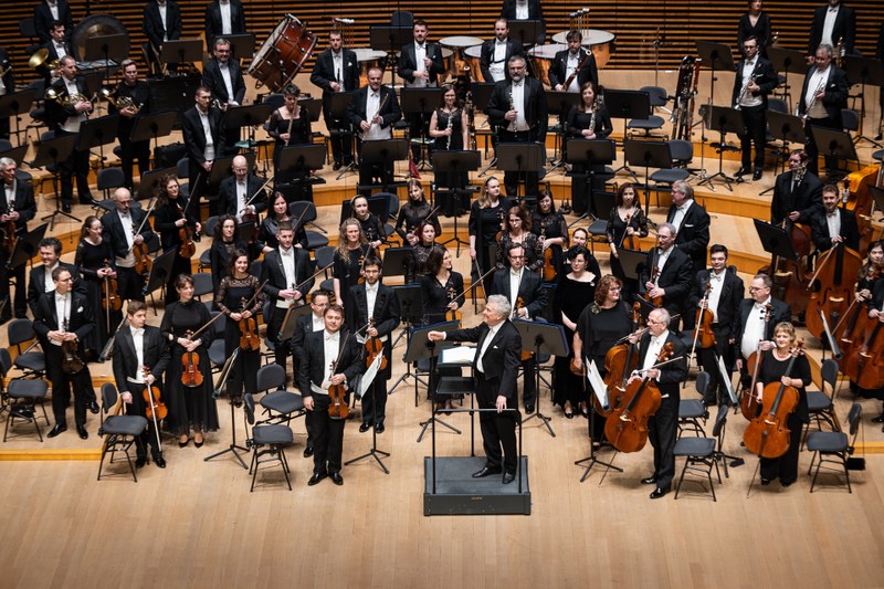 Janáčkově filharmonii tleskalo ve špičkovém katovickém sále 1500 diváků Janáčkově filharmonii tleskalo ve špičkovém katovickém sále 1500 diváků