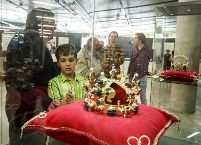 K videní je i replika svatováclavské koruny. Foto: J. Zerzoň