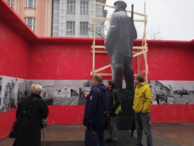 Na plochu náměstí se dočasně vrátil i zasmušilý hlídač - milicionář. Foto: Michaela Dvořáková