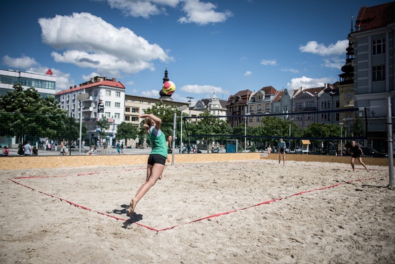 Hlavní atrakcí je beachvolejbalové hřiště.