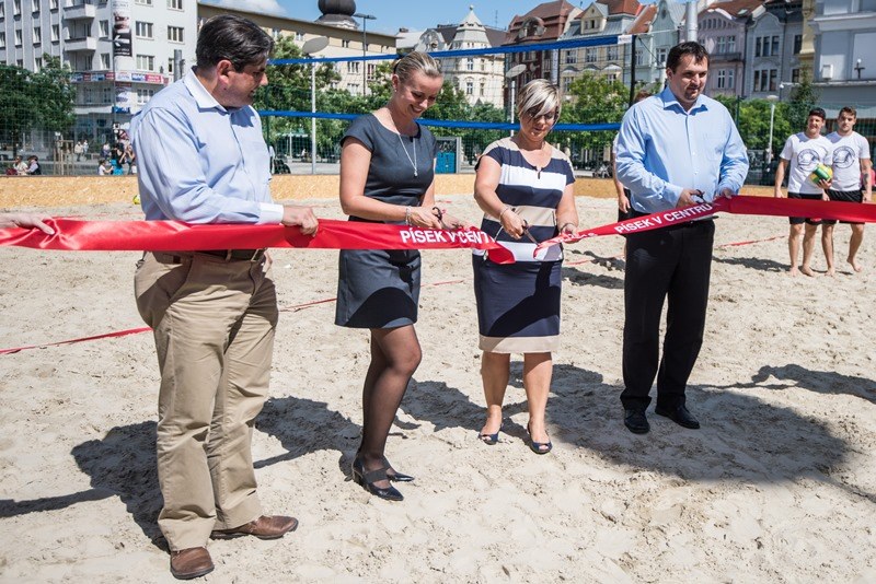 Martin Štěpánek (vpravo) při stříhání pásky.