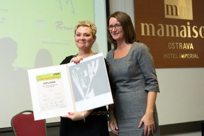 Vedoucí kanceláře primátora Marcela Trojáková (vlevo) předává cenu primátora města Ostravy za snímek Tokyo´s Belly. Foto: J. Zerzoň.