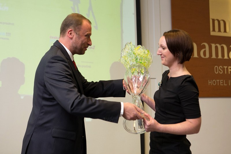 Ministr životního prostředí T. J. Podivínský předává hlavní cenu Grand Prix za snímek Sweet Poison.