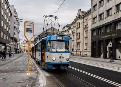 Nádražní ulice je připravena k obnovení plného provozu. Na snímku nově upravena zastávka Elektra. Foto: L. Kaboň