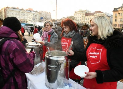 Zleva Petra Bernfeldová, Iveta Vozňáková a Markéta Langrová v zástěrách Armády spásy. Foto: J. Urban
