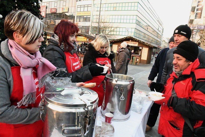 Na hrachovku se chvílemi stála fronta.
