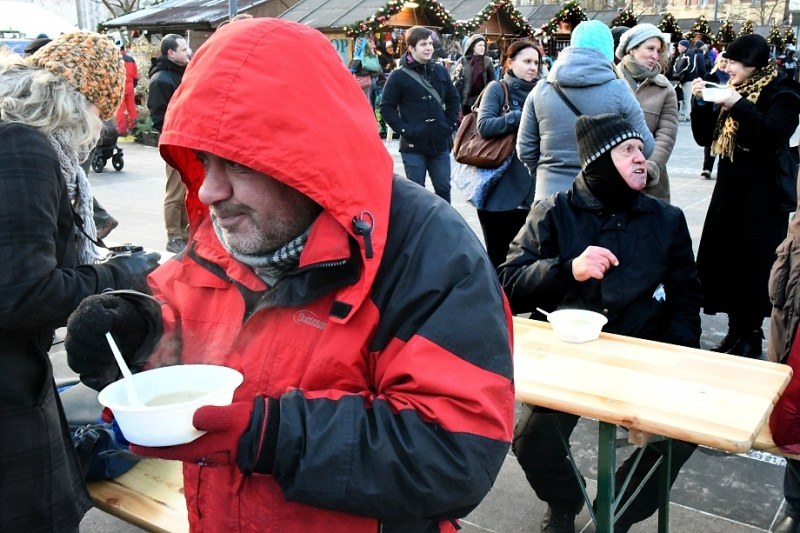 V chladném počasí polévka chutnala.