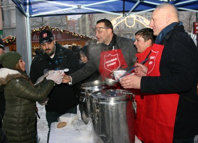 Zleva Michal Mariánek, Petra Bernfeldová a Zbyněk Pražák nabízejí vánoční polévku. Foto: Bohuslav Krzyžanek