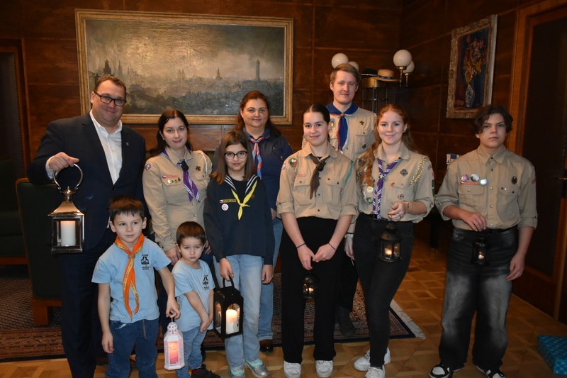 Na Nové radnici plápolá Betlémské světlo. Můžete si pro něj přijít